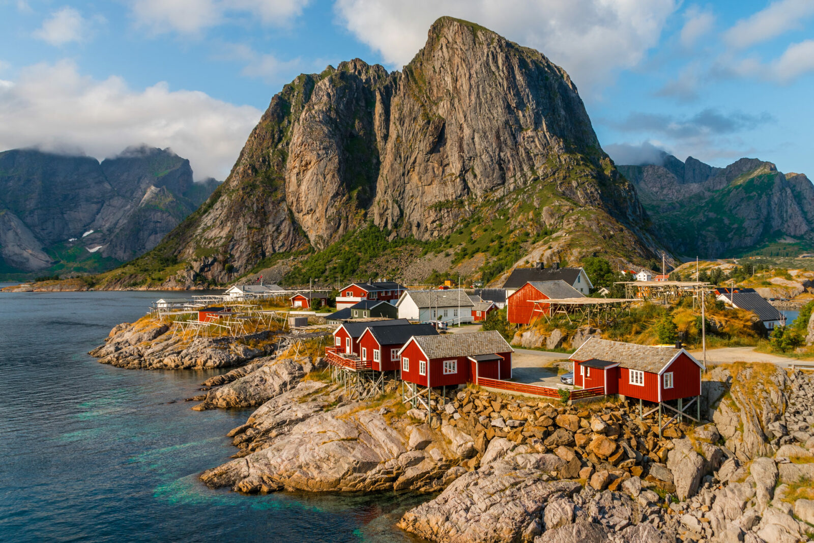 vista dei cottage rossi dalla costa a hamn y isole lofoten in norvegia