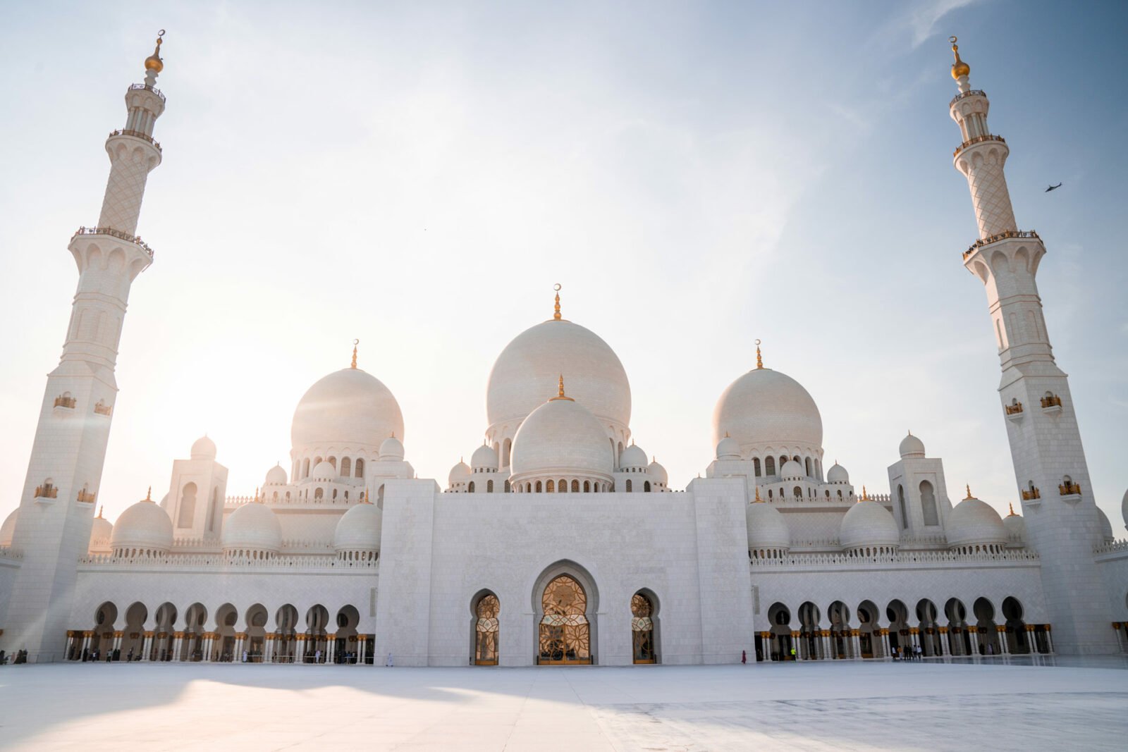 grande moschea di abu dhabi la sera durante il tramonto panorama dell esterno di sheikh zayed mosque negli emirati arabi uniti