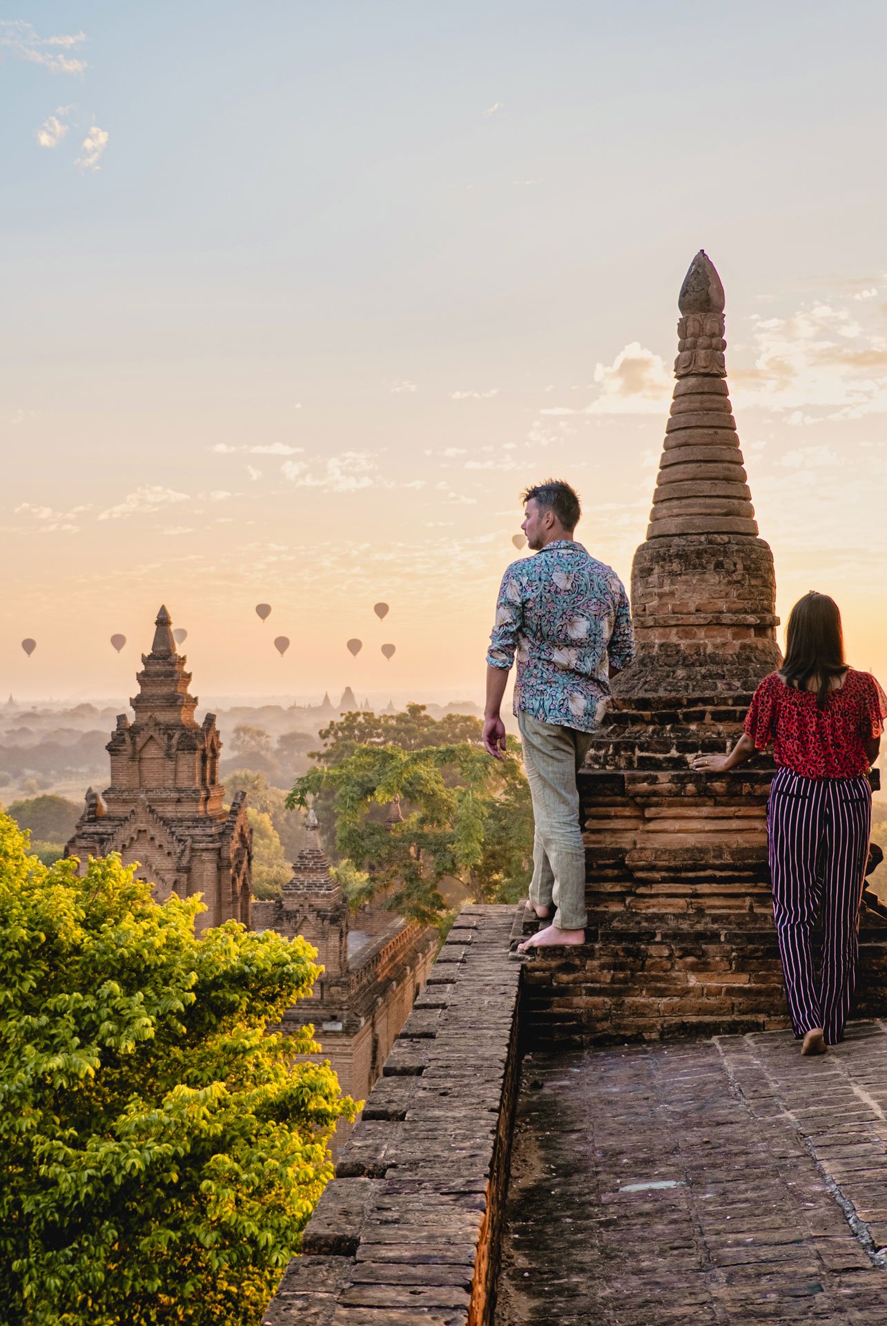 bagan myanmar hot air balloon during sunrise temples pagodas bagan myanma